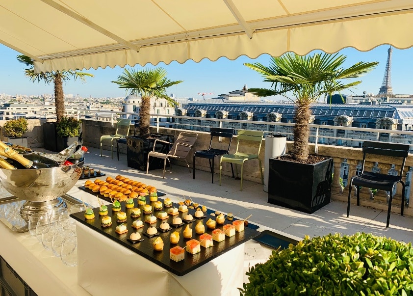 Cocktail sur rooftop au soleil