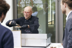 Animation plancha : cuisinier prépare des mets grillés