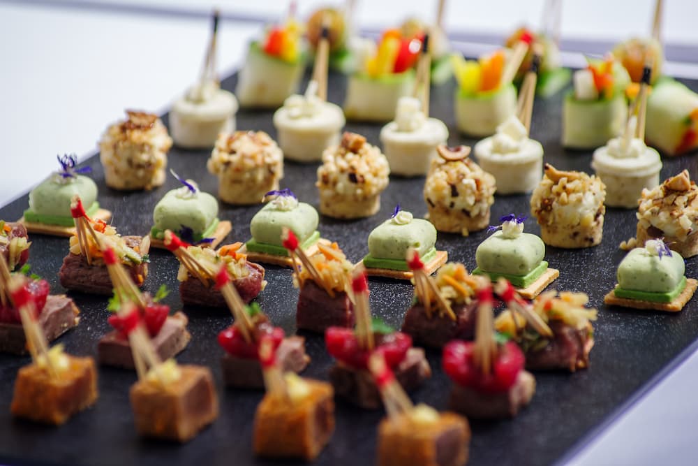 Pièces cocktail raffinées pour événement professionnel – Le Traiteur Parisien