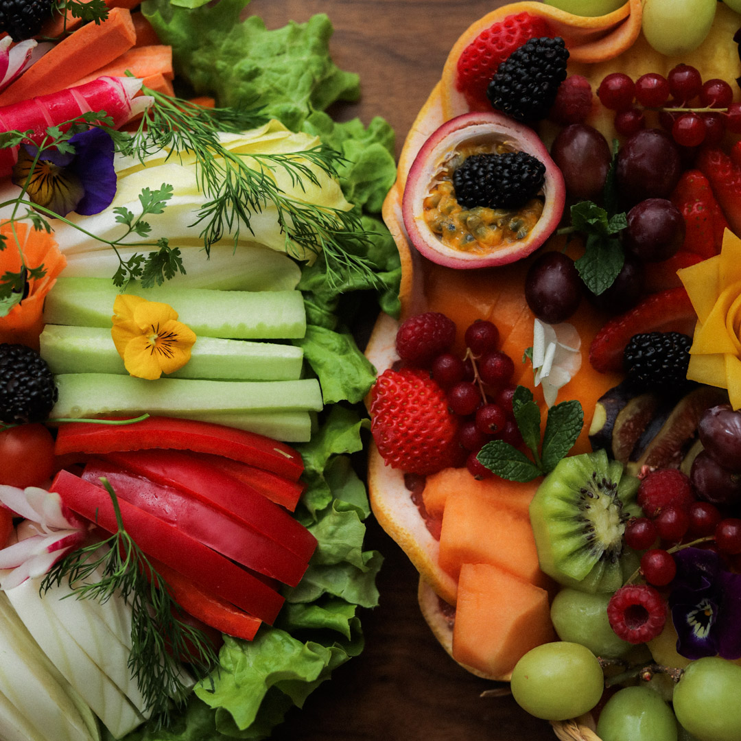Plateaux healthy de crudités et fruits coupés pour un cocktail par Le Traiteur Parisien