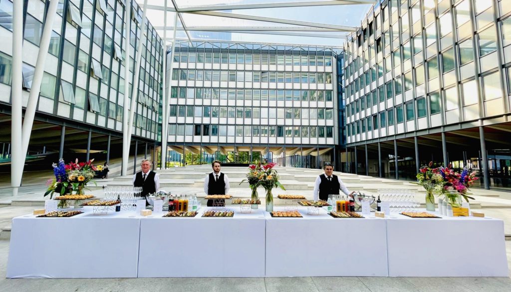 Traiteur événementiel lors d'un événement professionnel 