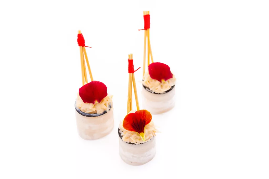 Maki de Chair de Crabe, Radis Noir Mariné et Fleur de Pensée