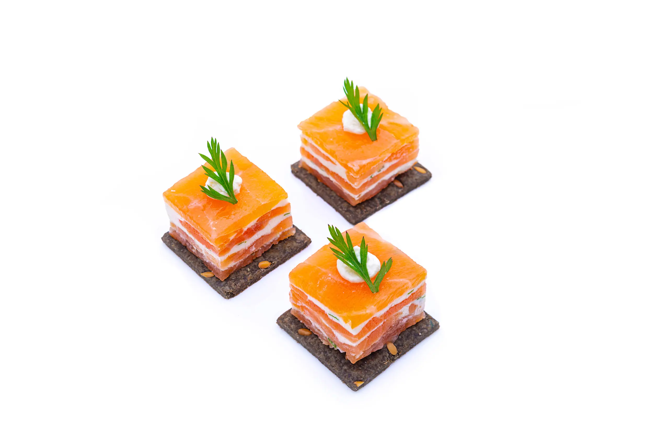 Mille-Feuille de Saumon Label Rouge et Crème Citronnée aux Herbes