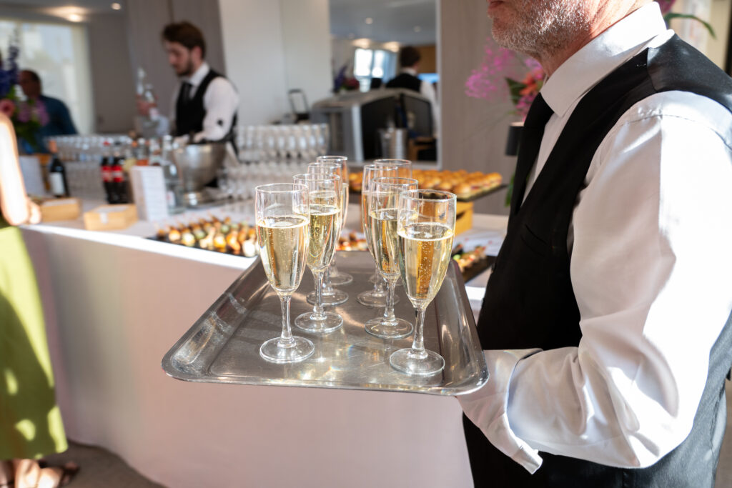 Service traiteur professionnel lors d’un cocktail corporate