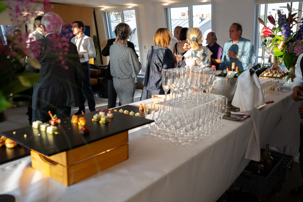 Service traiteur professionnel lors d'un cocktail corporate