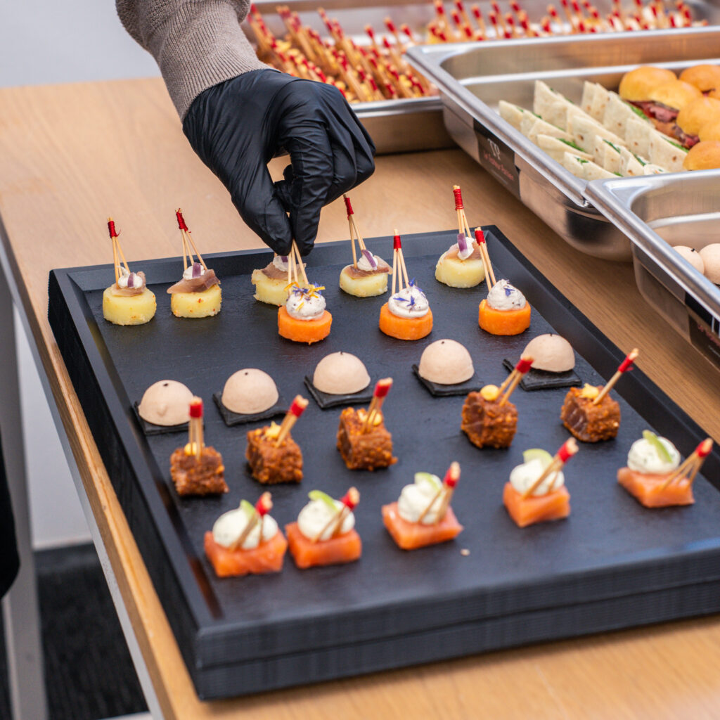 TRAITEUR PARISIEN-7733 Cocktail traiteur sans service - dressage de pièces cocktail