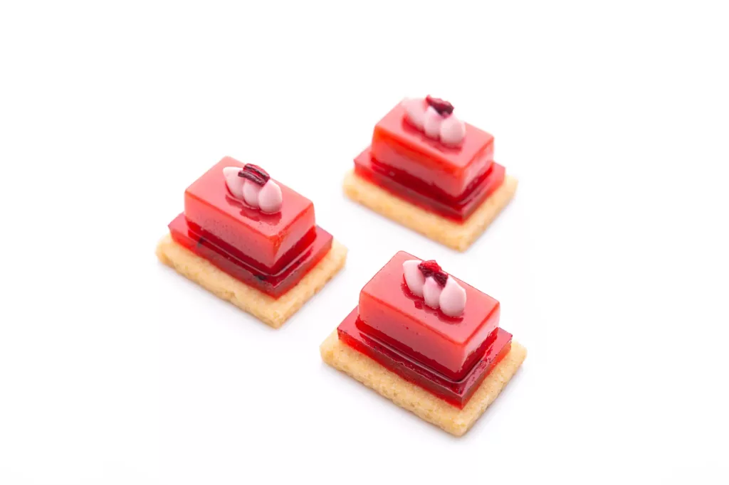 Fraises Infusée à l’Hibiscus et Streusel aux Amandes