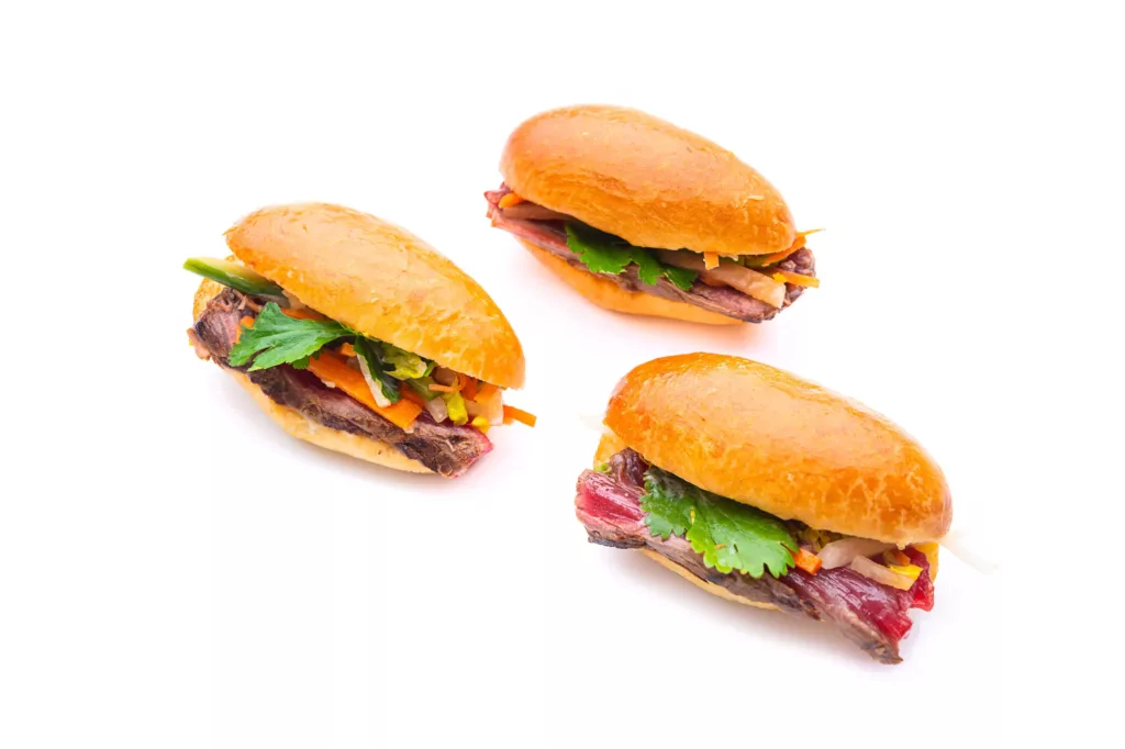 Mini Bánh Mì au Bœuf Mariné & Légumes Croquants
