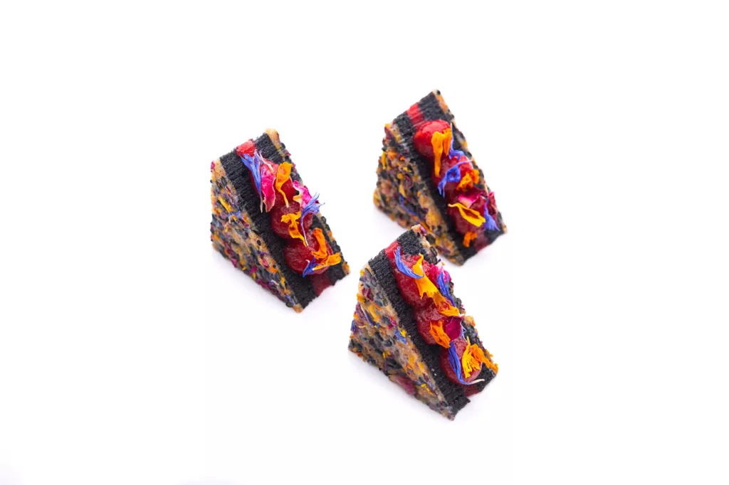 Moelleux au Sésame Noir, Confit de Framboise et notes Florales